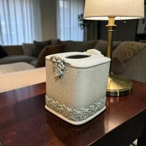 ⭐️Croscill Aspen Ridge Ceramic White Green Tissue Box Cover Crackle 3D Leaves